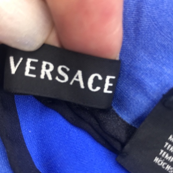 Authentic🔥 VERSACE SHAWL - Picture 5 of 7